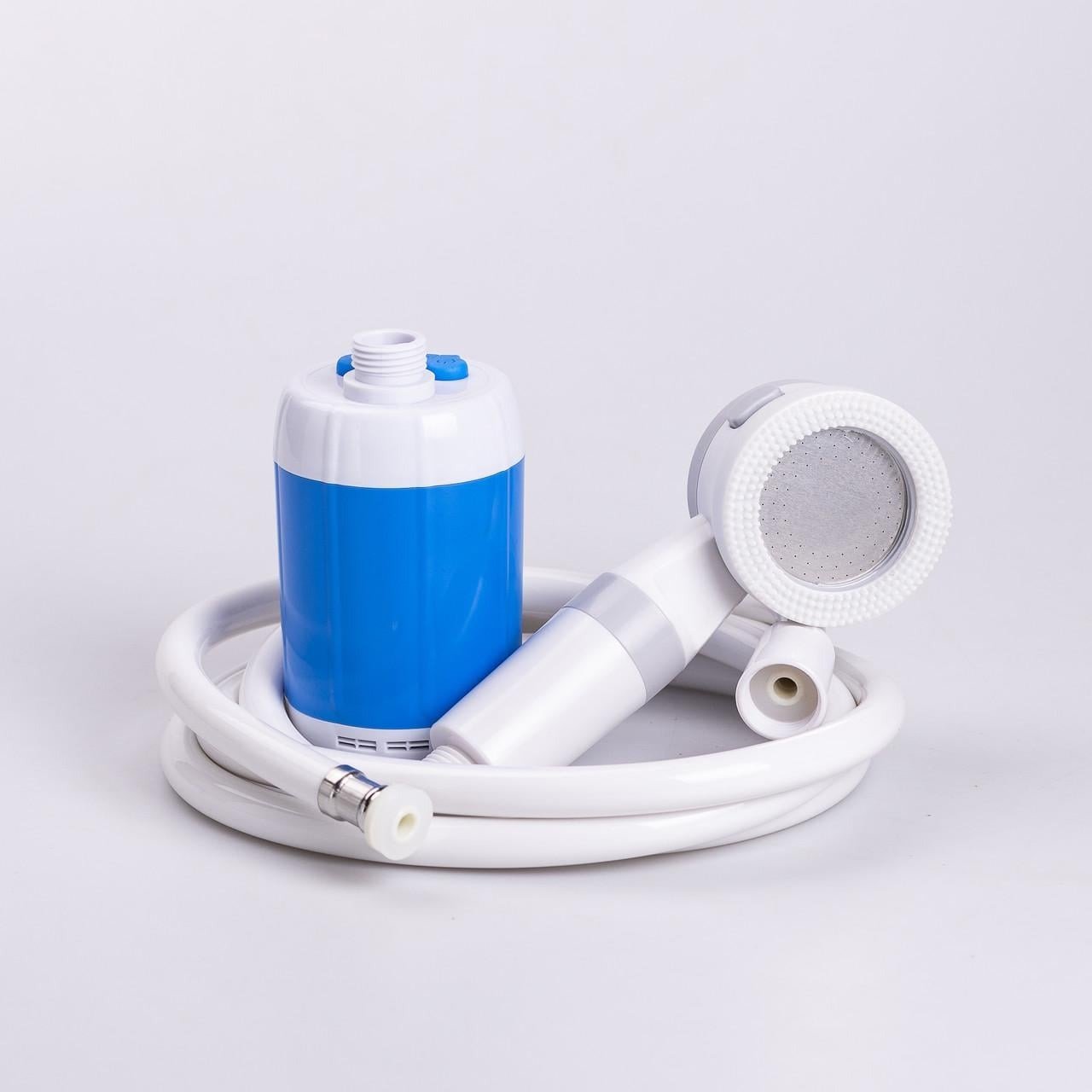 Ducha portátil recargable azul y blanca con bomba, manguera y cabezal